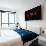 Lejlighed Modern Pad Prime Location Balcony Sleeps 4