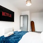 Modern Pad Prime Location Balcony Sleeps 4 Lejlighed