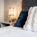 Modern Pad Prime Location Balcony Sleeps 4