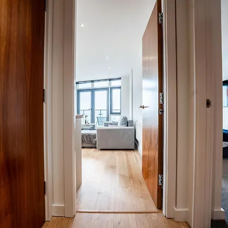 Modern Pad Prime Location Balcony Sleeps 4
