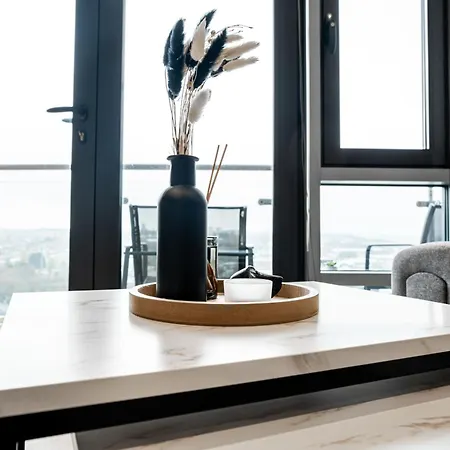 Modern Pad Prime Location Balcony Sleeps 4 Apartamento