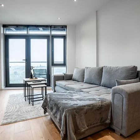 Modern Pad Prime Location Balcony Sleeps 4