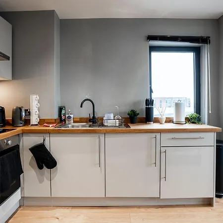 Modern Pad Prime Location Balcony Sleeps 4 *