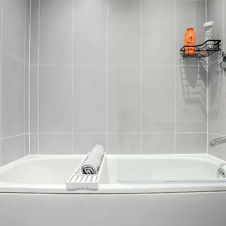 Modern Pad Prime Location Balcony Sleeps 4