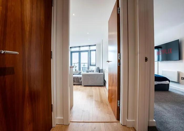 Modern Pad Prime Location Balcony Sleeps 4