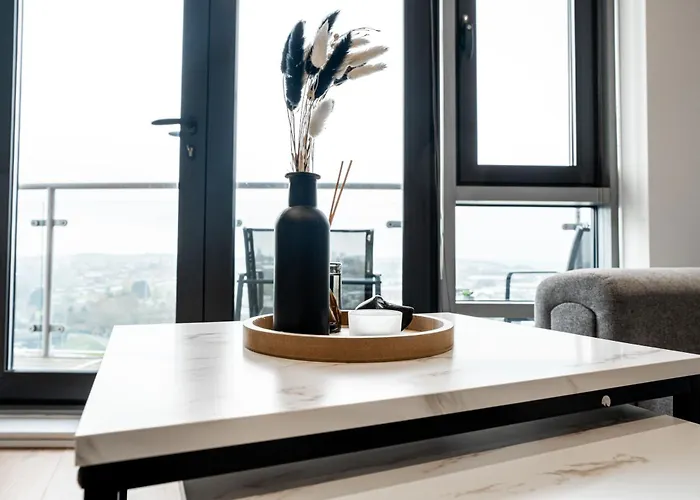 Modern Pad Prime Location Balcony Sleeps 4 Apartamento