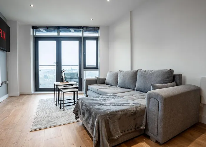 Modern Pad Prime Location Balcony Sleeps 4