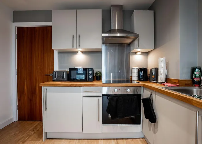 Modern Pad Prime Location Balcony Sleeps 4 *