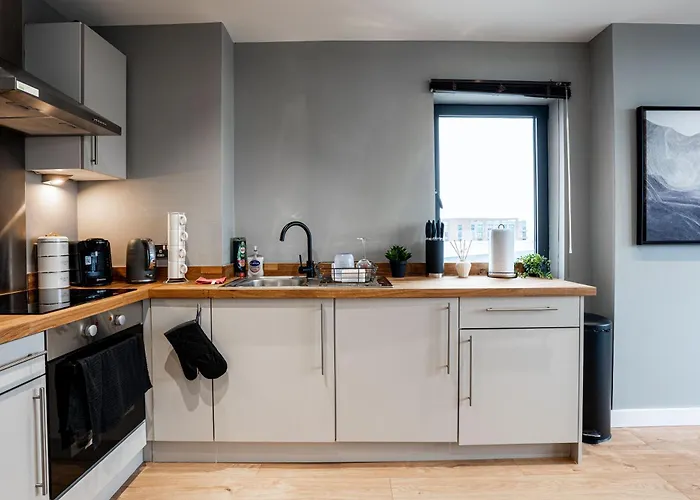 Modern Pad Prime Location Balcony Sleeps 4 *