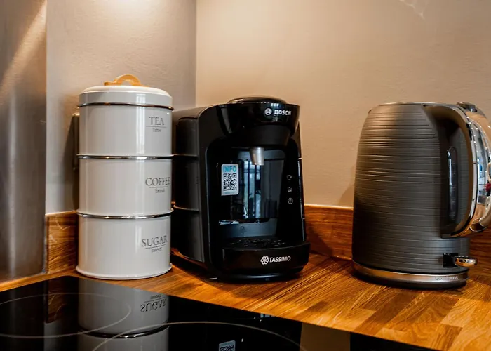 Modern Pad Prime Location Balcony Sleeps 4 *