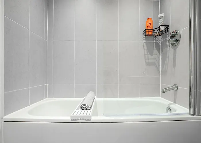 Modern Pad Prime Location Balcony Sleeps 4