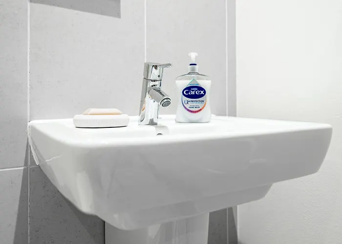 Modern Pad Prime Location Balcony Sleeps 4 Leeds (West Yorkshire)