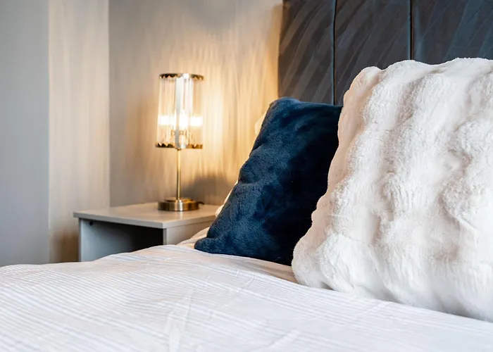 Modern Pad Prime Location Balcony Sleeps 4