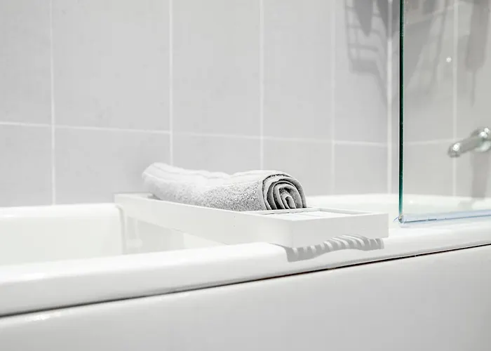 Modern Pad Prime Location Balcony Sleeps 4 *