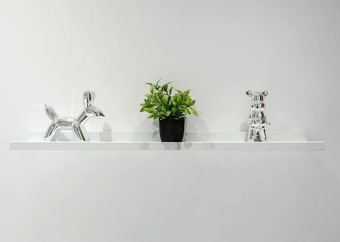 Modern Pad Prime Location Balcony Sleeps 4 *