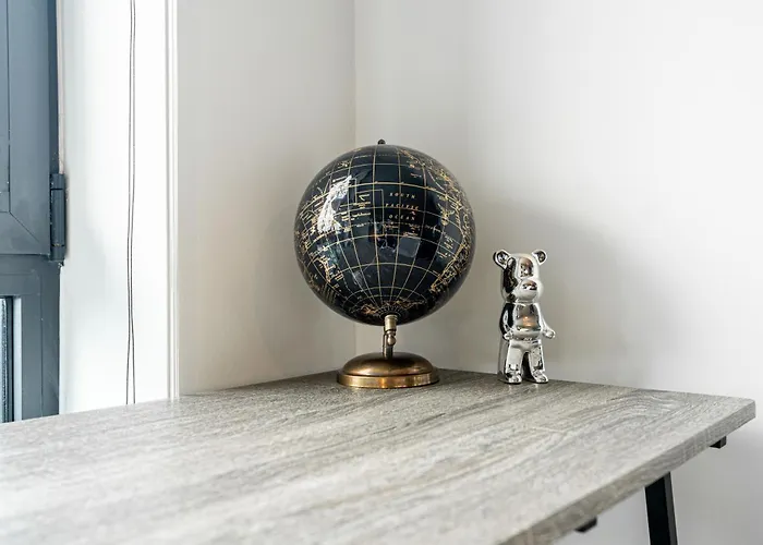 Modern Pad Prime Location Balcony Sleeps 4 Apartamento *